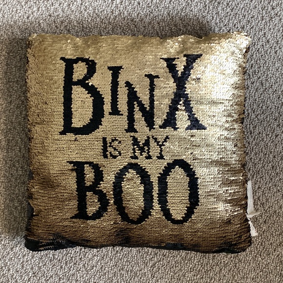 Decorative pillow. - Picture 2 of 3